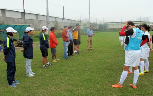 Lãnh đạo VFF đến thăm một buổi tập của các nữ tuyển thủ Việt Nam. Ảnh VFF