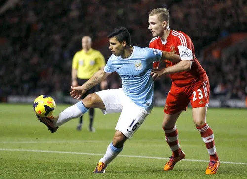 Sergio Aguero (trái, Man.City) kiểm soát bóng trước Luke Shaw (Southampton).