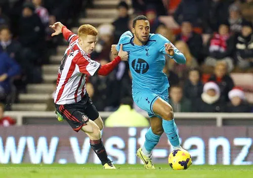 Moussa Dembele (phải, Tottenham) đi bóng trước Jack Colback (Sunderland).