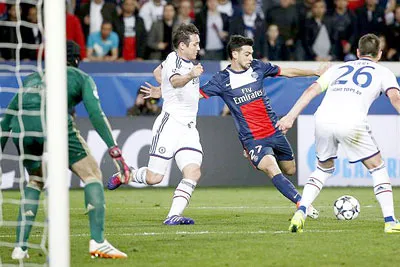 Pastore (Paris SG) nỗ lực sút bóng trước khung thành Chelsea trong trận lượt đi.
