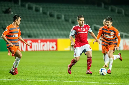 Ở lượt đi, V.Ninh Bình từng giành chiến thắng 3-1 tại Hong Kong trước đội bóng South China (giữa).