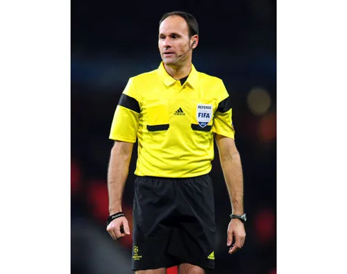 Trọng tài Mateu Lahoz.