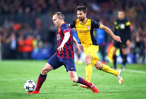 Andres Iniesta (trái) chuẩn bị chạm đến cột mốc trận thứ 500 trong sự nghiệp cùng Barca.