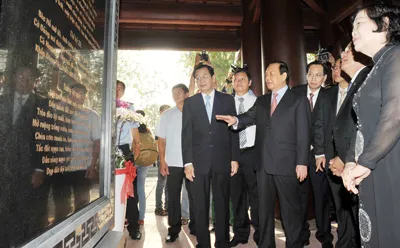 Bí thư Thành ủy Lê Thanh Hải cùng các đại biểu tại lễ khánh thành văn bia. Ảnh: Việt Dũng