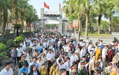 Hướng về Quốc Tổ, phát huy truyền thống xây dựng và bảo vệ đất nước ảnh 2