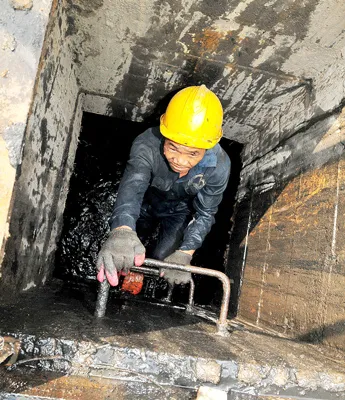 Nhọc nhằn nghề nạo vét cống