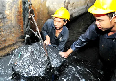 Trầm mình dưới cống thu gom bùn, rác.