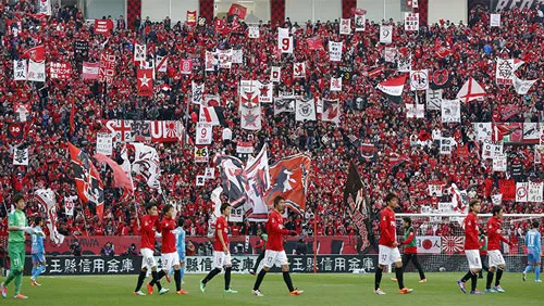 J-League luôn chứa đựng những trận cầu hấp dẫn, kịch tính và khán đài luôn chật kín khán giả.
