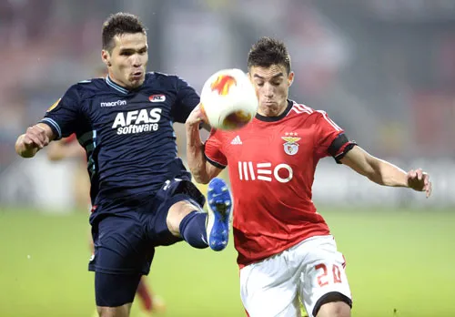 AZ Alkmaar (trái) khó lòng ngăn Benfica tiến vào bán kết.
