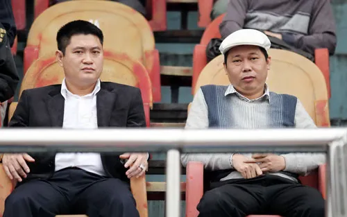 Sau bầu Thụy (trái-XMXT) đến bầu Trường xin tạm dừng thi đấu. Ảnh: Minh Hoàng