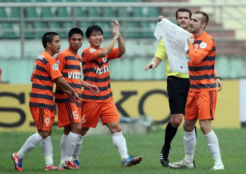 Sau niềm vui giành vé tham dự vòng 1/16 AFC Cup 2014, V.Ninh Bình đang đứng trước nguy cơ rời cuộc chơi. Ảnh: Minh Hoàng