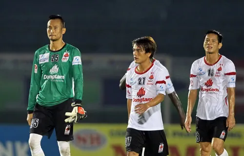 Sắp hết giai đoạn 1 của giải đấu nhưng các cầu thủ ĐTLA vẫn rời sân một cách nặng nề khi chưa tìm được chiến thắng. Ảnh: Dũng Phương