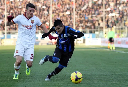 Alessandro Florenzi (trái, AS Roma) tranh bóng với Maximiliano Moralez (Atalanta).