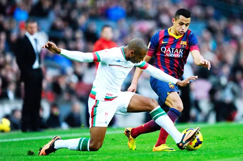 Alexis Sanchez (phải, Barcelona) đi bóng ở trận thắng Granada lượt đi.