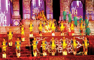 Tiết mục Việt Nam quê hương tôi mở đầu lễ khai mạc Festival Huế 2014. Ảnh: NGUYỄN HÙNG