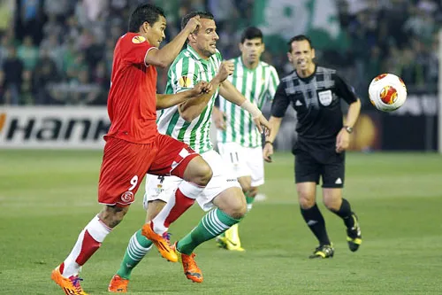 Betis (phải) chỉ hy vọng trụ hạng, Sevilla thì nuôi tham vọng được trở lại với Champions League.