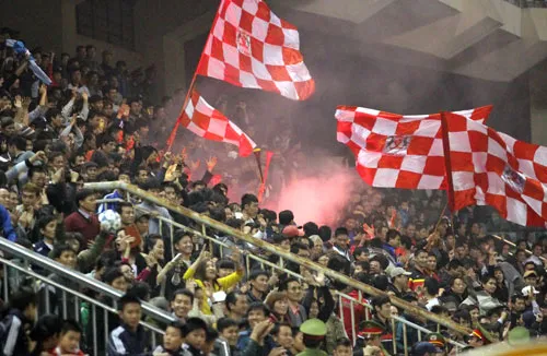 Dù sốc với quyết định bỏ giải đấu của bầu Trường nhưng người hâm mộ V.Ninh Bình vẫn ủng hộ quyết định mạnh tay với tiêu cực nhằm làm sạch bóng đá Việt Nam. Ảnh: Quang Minh