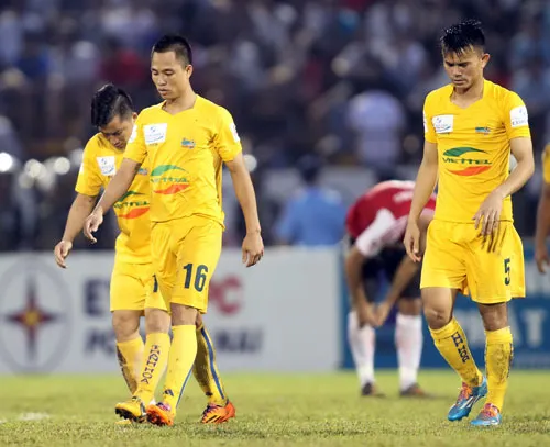 Cầu thủ Thanh Hóa lặng lẽ rời sân sau trận thua tan nát 0-8.