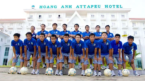 Các cầu thủ đứng trước đại bản doanh của Hoàng Anh Attapeu.