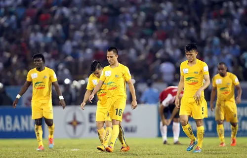 Các cầu thủ Thanh Hóa cùng người hâm mộ đã có buổi chiều khó quên tại sân Đồng Nai bằng trận thua kỷ lục trong lịch sử. Ảnh: Dũng Phương