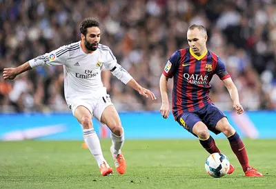 Iniesta (Barca) kiểm soát bóng trước Carvajal trong trận đấu gần nhất - Barca thắng 4-3.