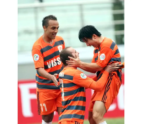3 ngoại binh Văn Ta, Voinea và Sim Won Sub. Ảnh: M.Hoàng