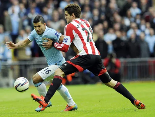 Sergio Aguero (trái, Man.City) bình phục chấn thương là tin chẳng vui đối với Sunderland.