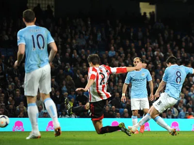 Tiền vệ Samir Nasri (số 8) tung cú sút ghi bàn giúp Man.City tránh được thất bại trước Sunderland.