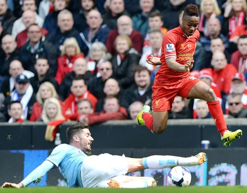 Liverpool (phải) đang chiếm lợi thế lớn khi đã vượt qua “ải” Man.City.