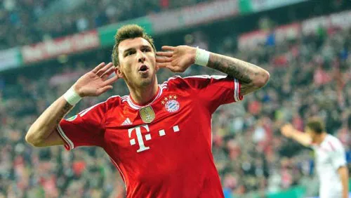 Tiền đạo Mario Mandzukic (Bayern) mừng bàn thắng vào lưới Kaiserslautern.