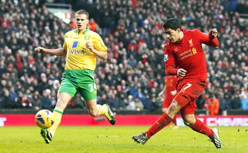 Luis Suarez (phải, Liverpool) trong một pha ghi bàn vào lưới Norwich.