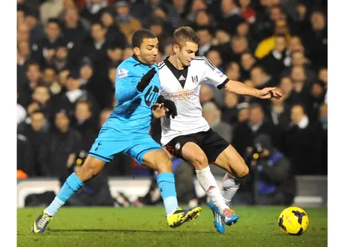Trong trận lượt đi tại Craven Cottage, Tottenham (trái) đã thắng Fulham 2-1.