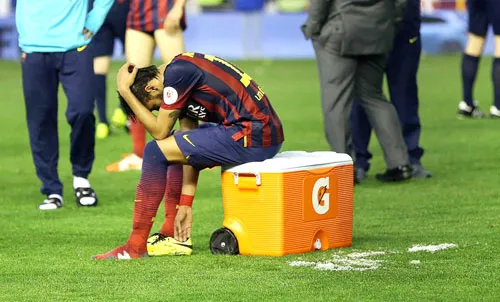 Neymar thất vọng vì chấn thương trên sân Mestalla.