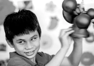 Sờ và khám phá đồ vật.