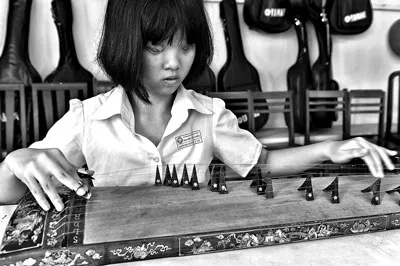 Em Hà Phương bên cây đàn tranh.