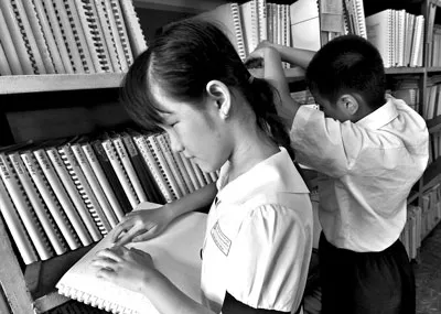 Đọc sách tại thư viện.