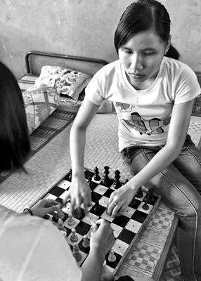 Em Nguyễn Thị Thảo, lớp 11B luyện cờ vua chuẩn bị cho cuộc thi Paragame.