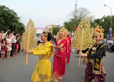 Người dân và du khách thỏa sức thưởng thức bữa tiệc nghệ thuật đường phố trong các buổi chiều tại Festival Huế 2014.