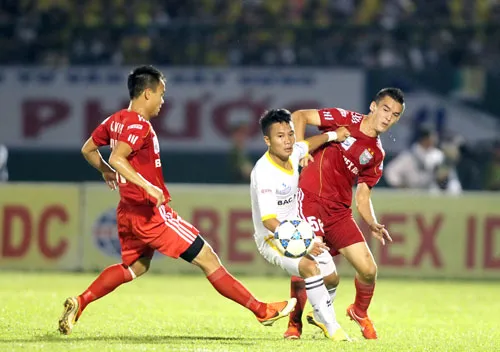 Mùa giải 2013, đội bóng xứ Nghệ từng phải ra về “tay không” khi thất bại trước chủ nhà Bình Dương với tỷ số 1-2. Ảnh: Dũng Phương
