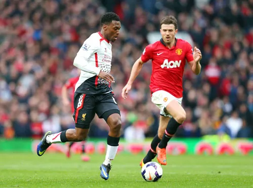 Trong mùa này, Man.United (phải) luôn phải sống dưới cái bóng của đối thủ truyền kiếp Liverpool.