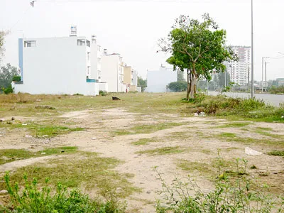 Mắc kẹt vì đất nền dự án