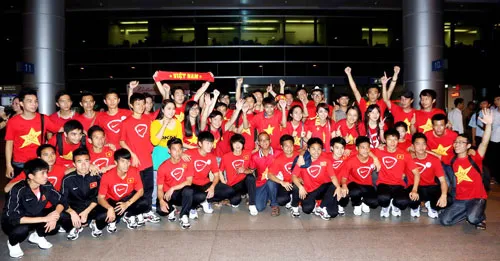 U19 Việt Nam chụp hình lưu niệm cùng người hâm mộ khi vừa xuống sân bay Tân Sơn Nhất.