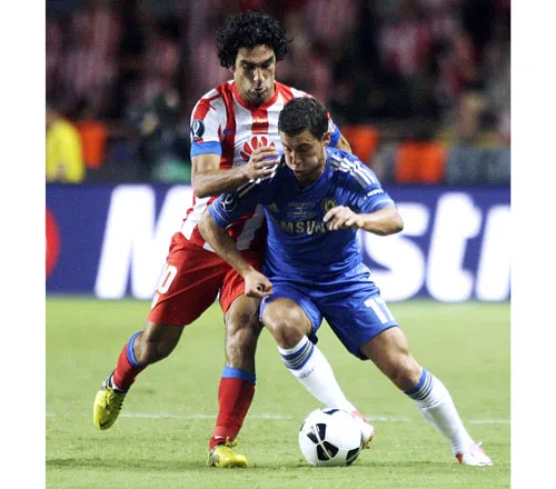 Eden Hazard vượt qua hậu vệ Atletico Madrid trong trận Siêu cúp châu Âu 2012.