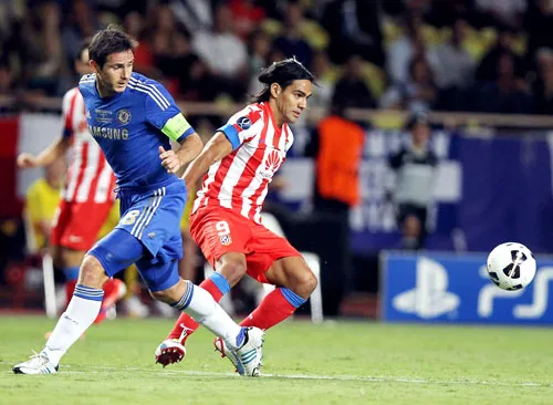 Tiền vệ Frank Lampard (trái, Chelsea) tranh bóng với tiền đạo Falcao (Atletico Madrid) trong trận Siêu cúp châu Âu năm 2012.