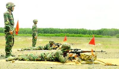 Xạ thủ súng bắn tỉa SVĐ thực hành tiêu diệt mục tiêu.