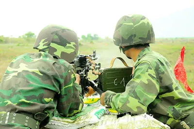 Thực hành bắn súng đại liên PKMS.