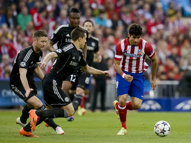 Tiền đạo Diego Costa (phải, Atletico Madrid) đi bóng trước hàng phòng ngự Chelsea.