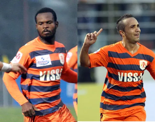 Hoàng Vissai (trái) và Đinh Văn Ta đã hoàn tất hợp đồng cho mượn giữa V.Ninh Bình và Thanh Hóa. Ảnh: Quang Minh