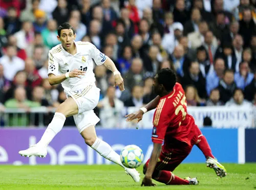 Angel di Maria (trái, Real Madrid) sút bóng trước tiền vệ David Alaba (Bayern).