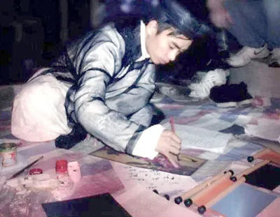 Vẽ thư pháp, làm từ thiện